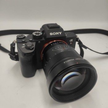 SONY ALPHA 7R III + OBEJCTIF VILTROX 85mm 1:1.8