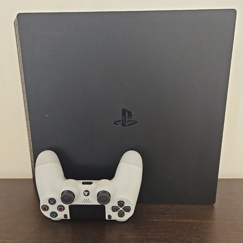 PS4 PRO 1 TB + MANETTE BLANCHE