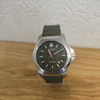 VICTORINOX SWISS ARMY QUARTZ