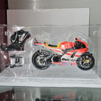 MINICHAMPS DUCATI MOTOGP TEAM -MOTOGP 2011 - VALENTINO ROSSI